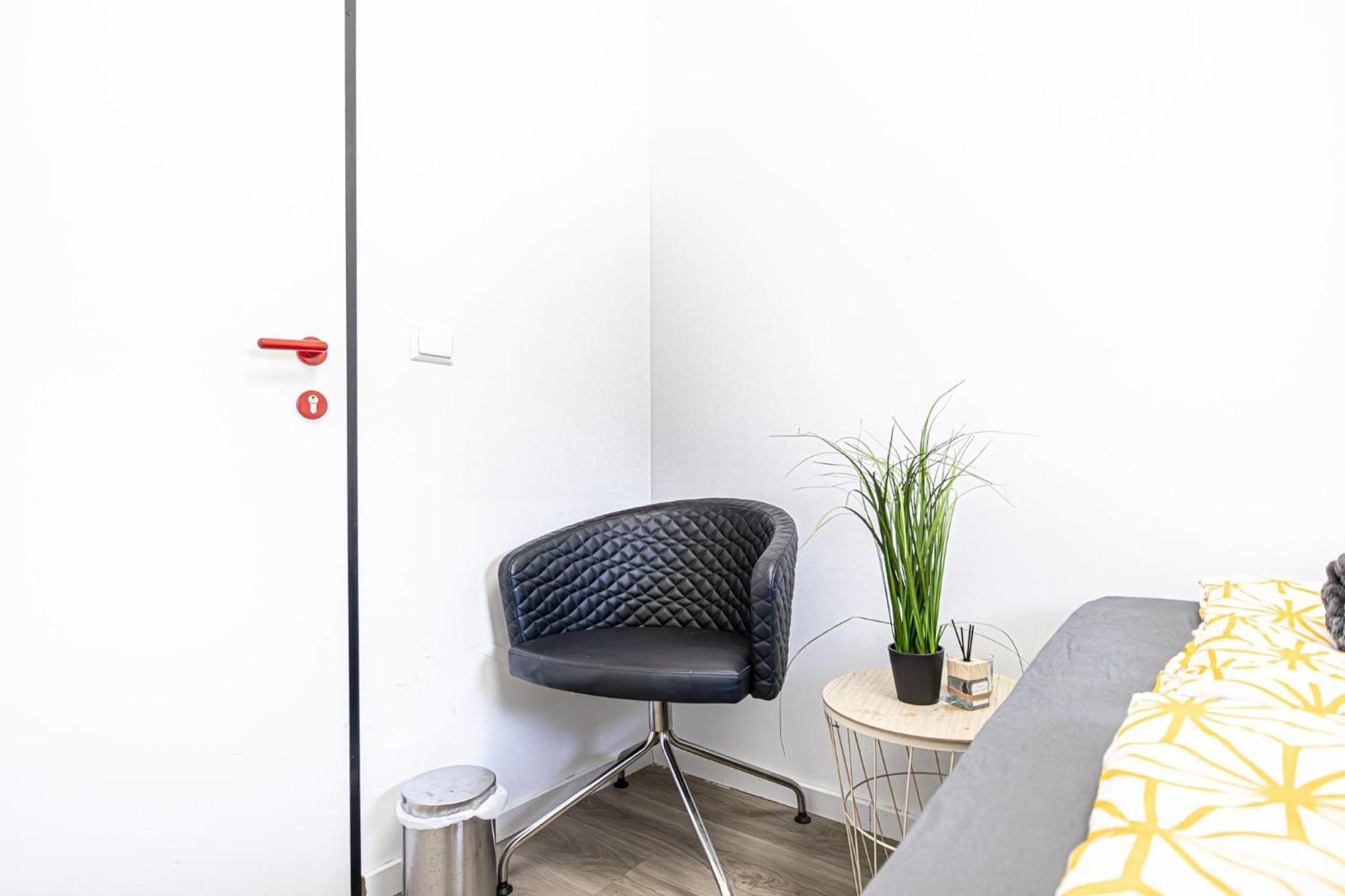 Near Schoenbrunn - Economy Rooms In Shared Apartment At Meidling Train Station 维也纳 外观 照片