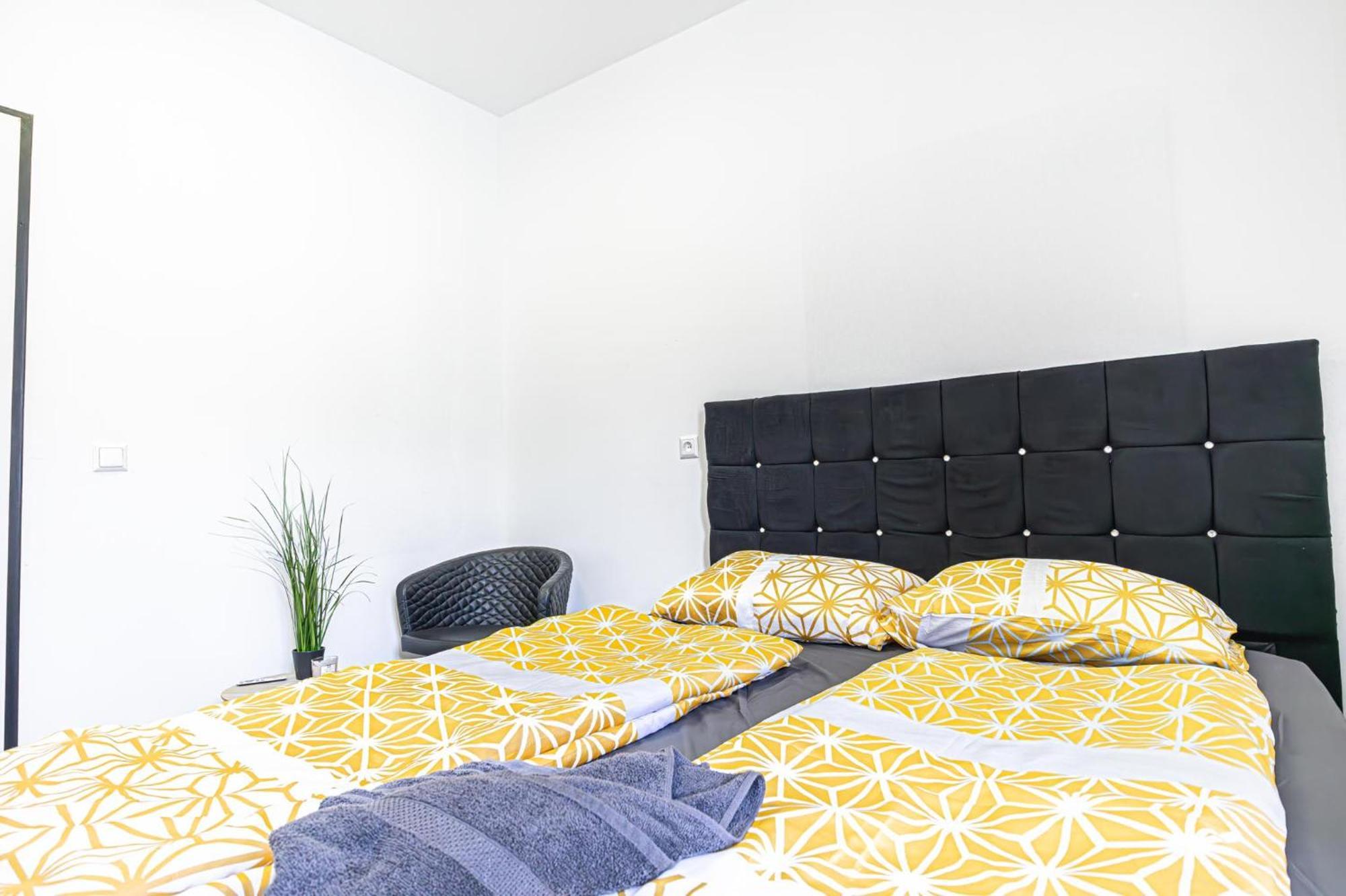 Near Schoenbrunn - Economy Rooms In Shared Apartment At Meidling Train Station 维也纳 外观 照片