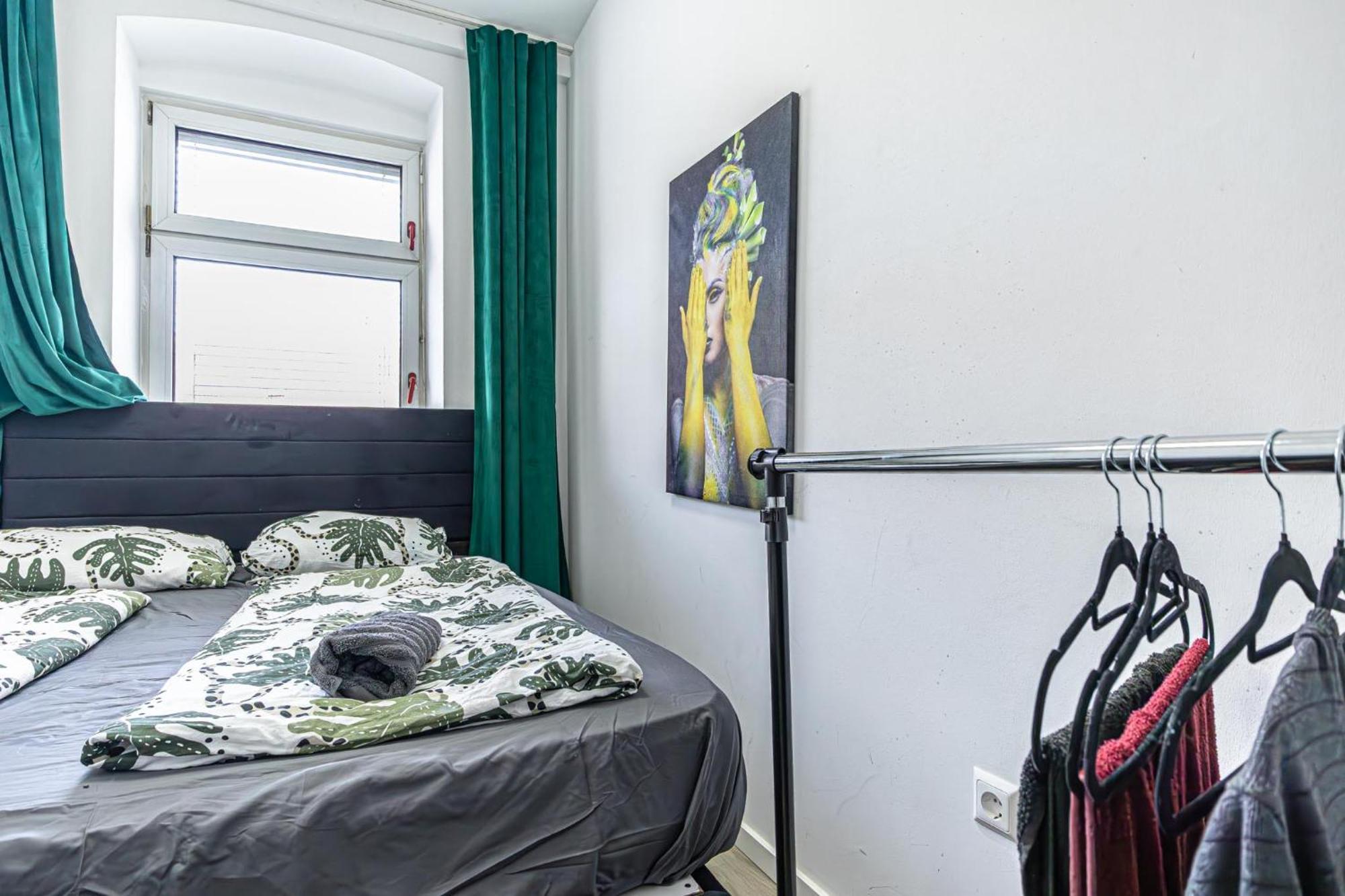 Near Schoenbrunn - Economy Rooms In Shared Apartment At Meidling Train Station 维也纳 外观 照片