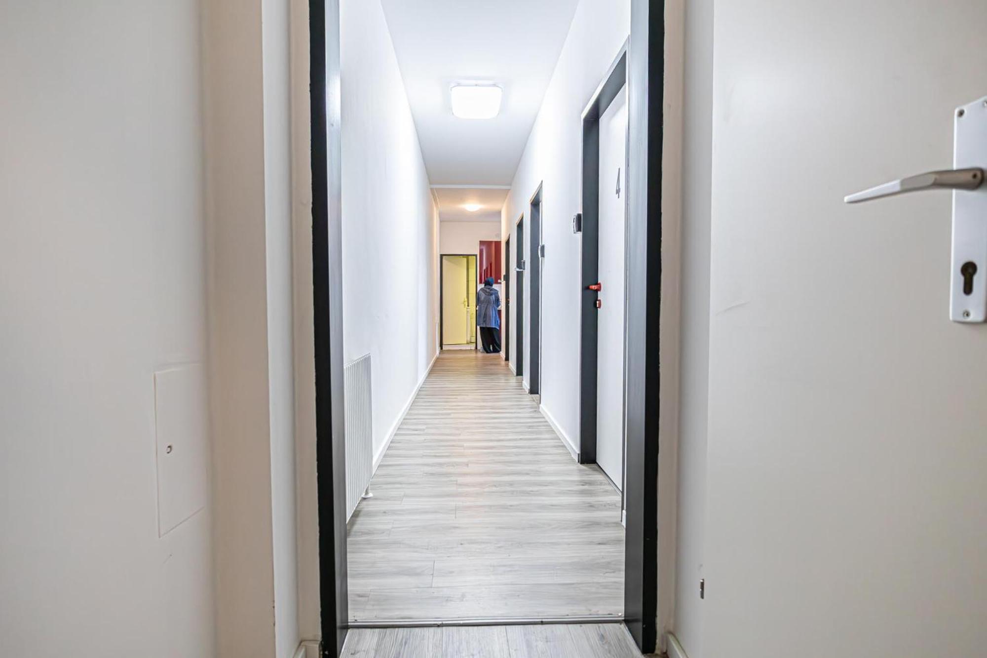 Near Schoenbrunn - Economy Rooms In Shared Apartment At Meidling Train Station 维也纳 外观 照片