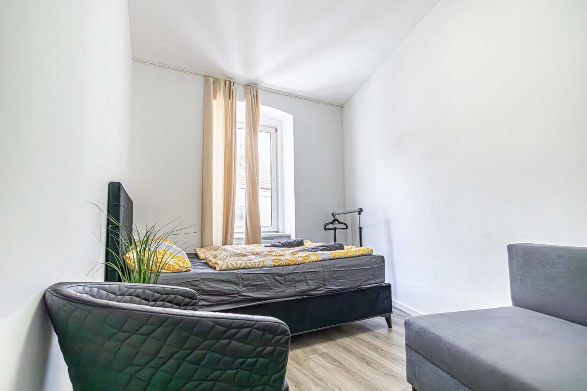 Near Schoenbrunn - Economy Rooms In Shared Apartment At Meidling Train Station 维也纳 外观 照片