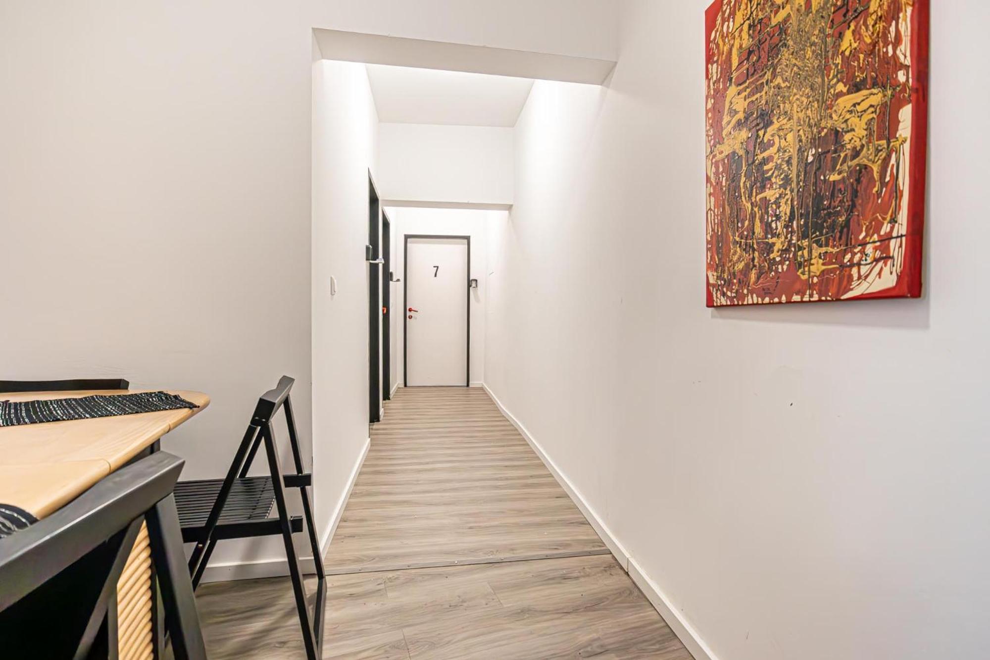 Near Schoenbrunn - Economy Rooms In Shared Apartment At Meidling Train Station 维也纳 外观 照片
