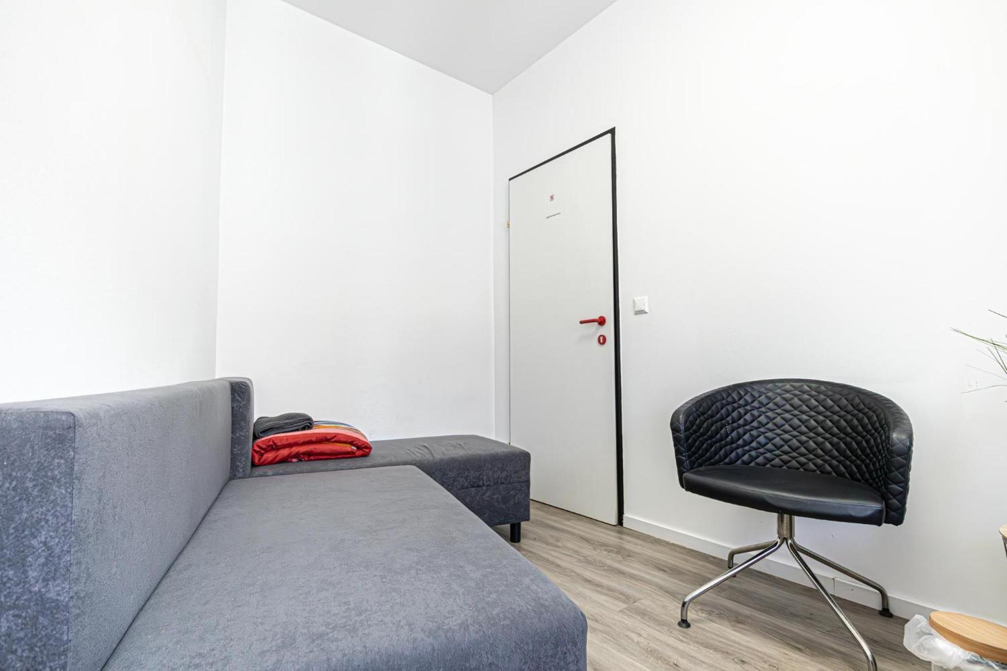 Near Schoenbrunn - Economy Rooms In Shared Apartment At Meidling Train Station 维也纳 外观 照片