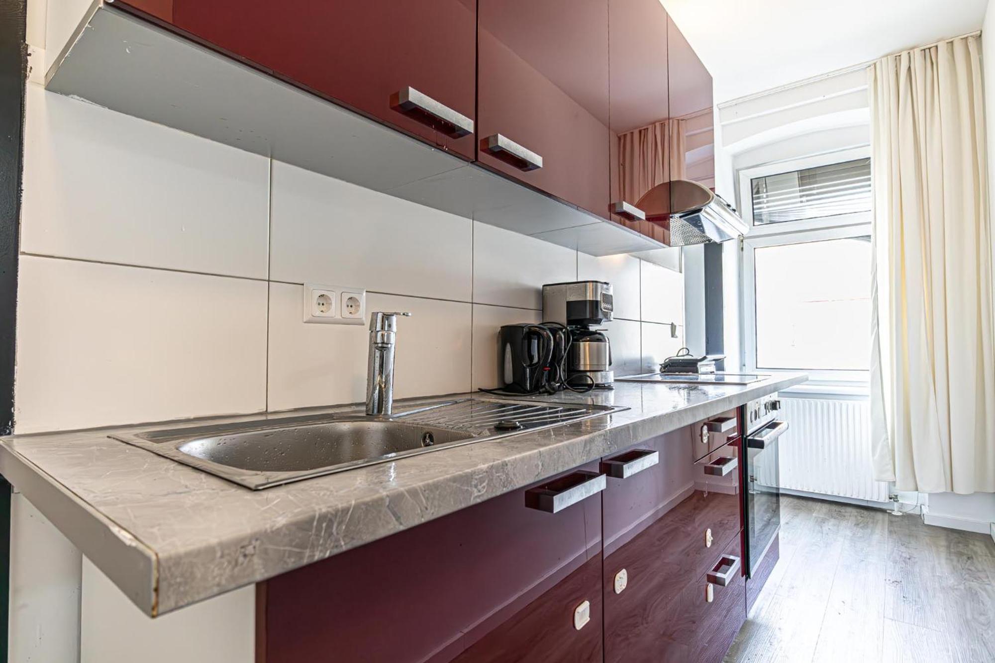 Near Schoenbrunn - Economy Rooms In Shared Apartment At Meidling Train Station 维也纳 外观 照片