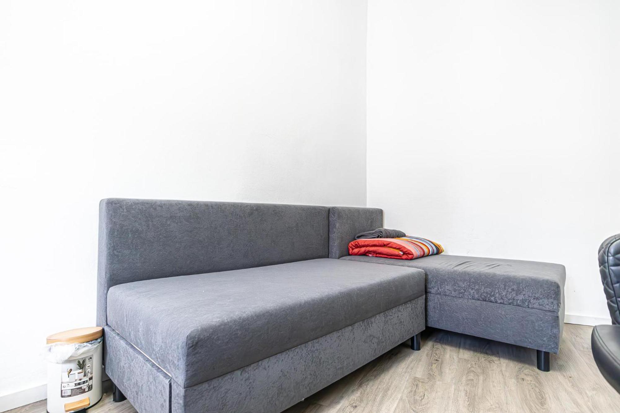 Near Schoenbrunn - Economy Rooms In Shared Apartment At Meidling Train Station 维也纳 外观 照片