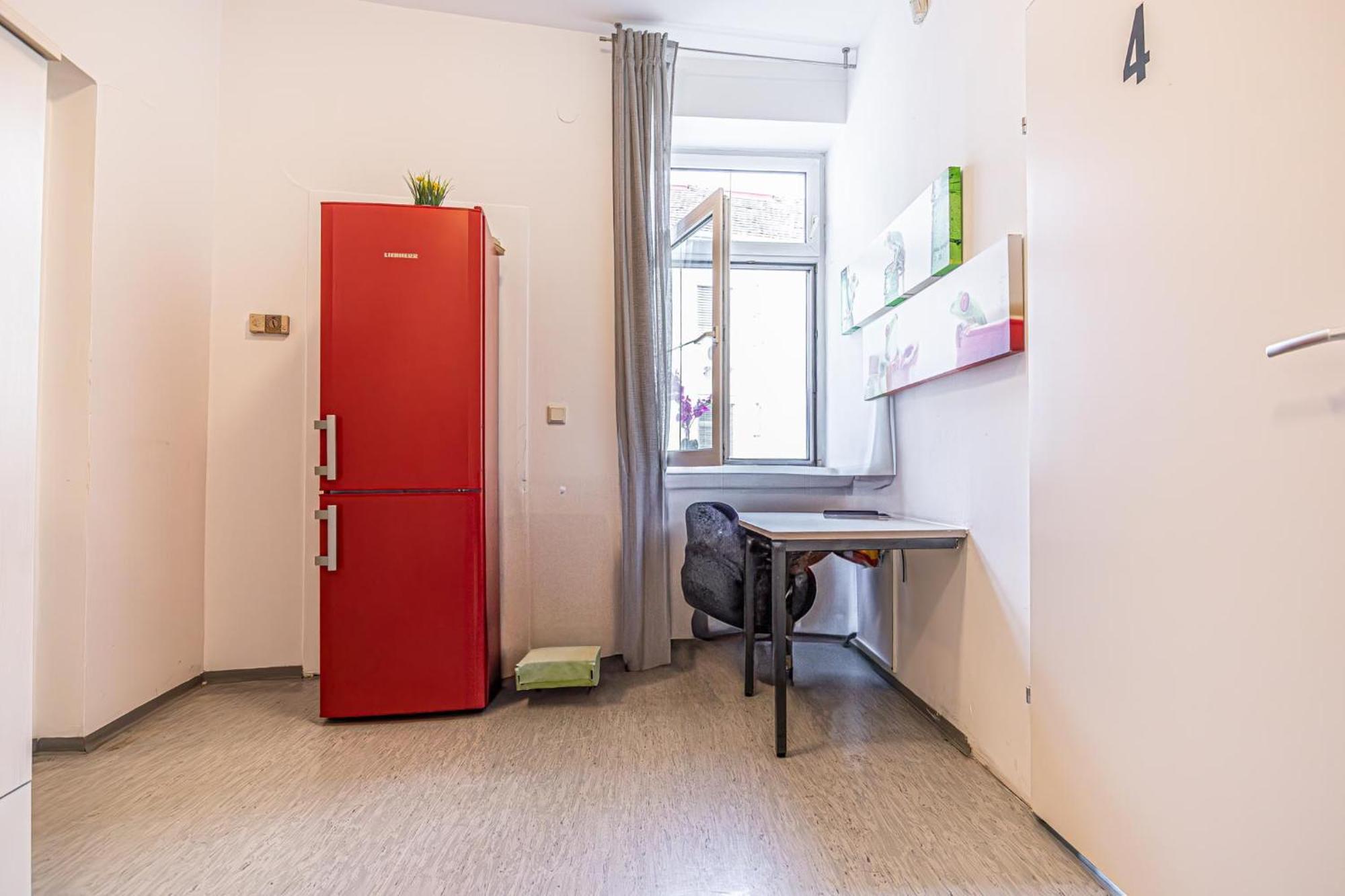 Near Schoenbrunn - Economy Rooms In Shared Apartment At Meidling Train Station 维也纳 外观 照片