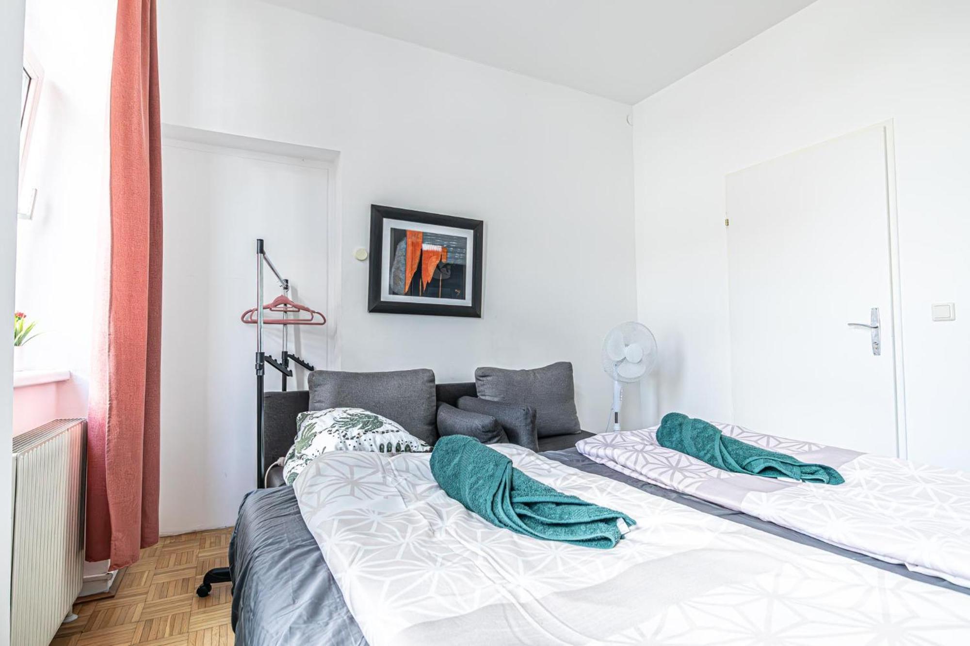 Near Schoenbrunn - Economy Rooms In Shared Apartment At Meidling Train Station 维也纳 外观 照片