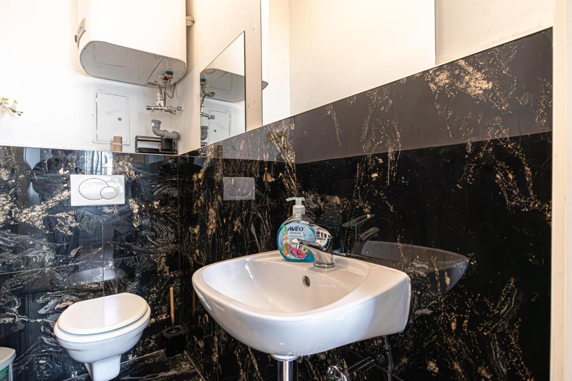 Near Schoenbrunn - Economy Rooms In Shared Apartment At Meidling Train Station 维也纳 外观 照片