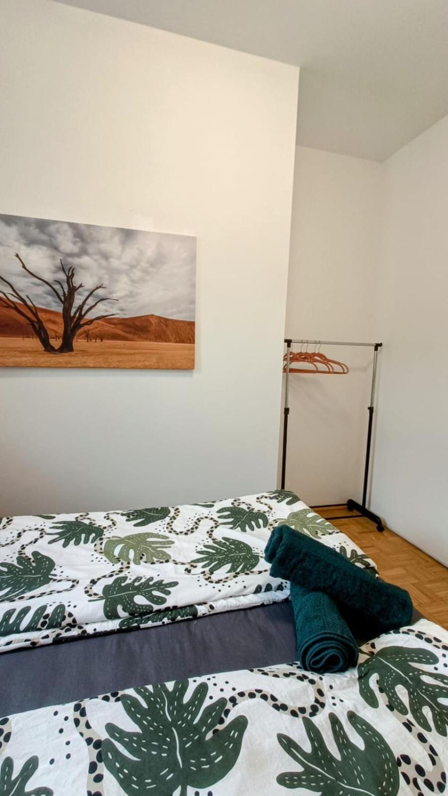 Near Schoenbrunn - Economy Rooms In Shared Apartment At Meidling Train Station 维也纳 外观 照片