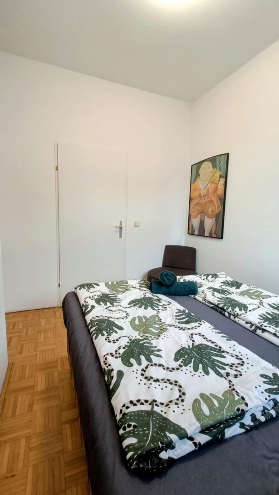 Near Schoenbrunn - Economy Rooms In Shared Apartment At Meidling Train Station 维也纳 外观 照片